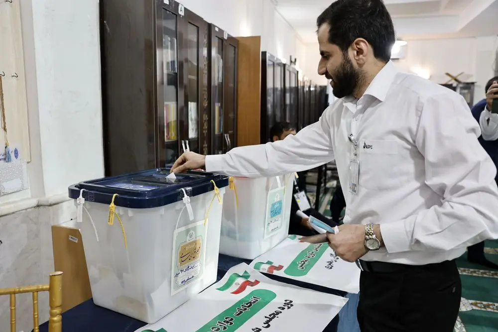 گزارش تصویری؛ حضور پرشور کارکنان شرکت پلیمر آریاساسول در انتخابات مجالس خبرگان رهبری و شورای اسلامی