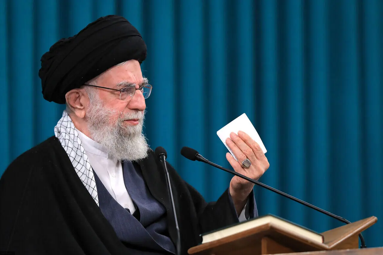 رهبر انقلاب: رئیس جمهور به کسانی که به خود او بدی کرده بودند با کرامت برخورد می کرد