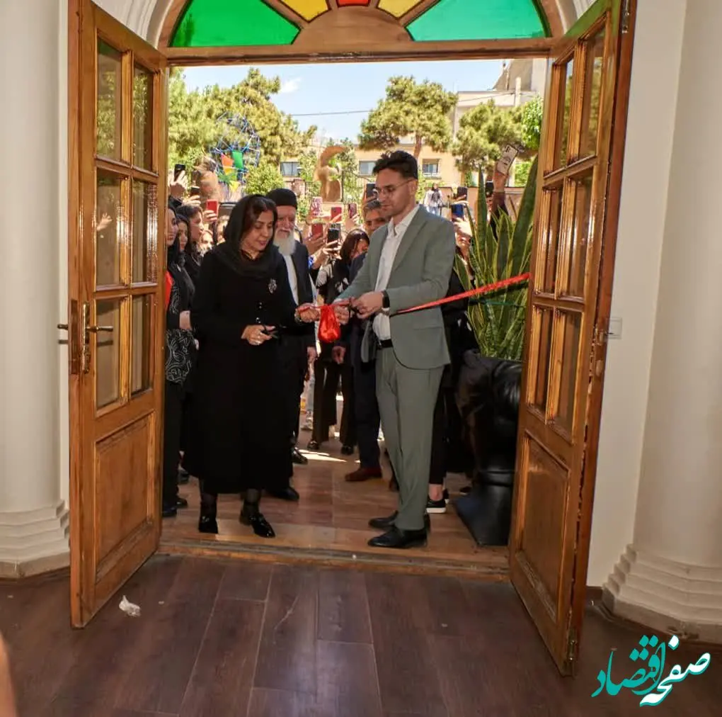 اولین نمایشگاه آثار هنری ساخته شده با  مو و شینیون فانتزی در ایران

