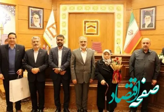 مدیون والدین شهدایی هستیم که فرزندان خود را در راه انقلاب نثار کردند