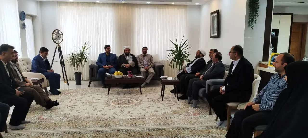 دیدار مدیرعامل شرکت آلومینای ایران و مسئولین شهرستان جاجرم با تعدادی از خانواده های معظم شهدا و ایثارگران عزیز به مناسبت گرامیداشت هفته دفاع مقدس