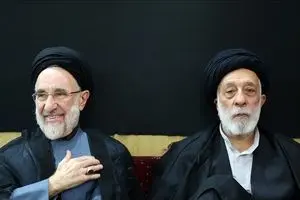 عکس خاص همنشینی هادی خامنه‌ای و خاتمی در یک مراسم عزاداری 