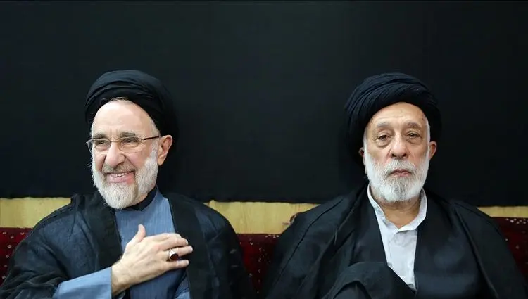 عکس خاص همنشینی هادی خامنه‌ای و خاتمی در یک مراسم عزاداری 