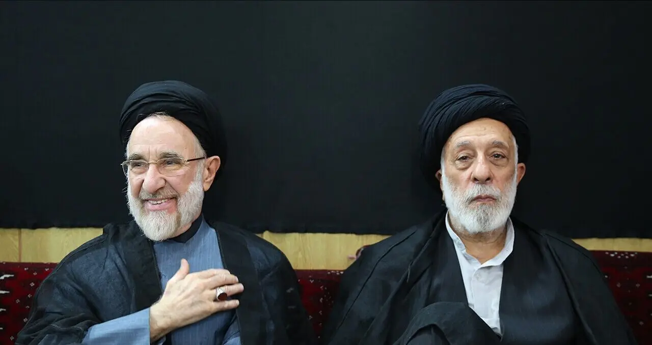 عکس خاص همنشینی هادی خامنه‌ای و خاتمی در یک مراسم عزاداری 