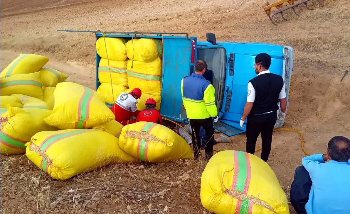 مرگ غم انگیز  یک مرد بین رنگ های شاد ! / در اثر واژگونی نیسان جونیور رخ داد