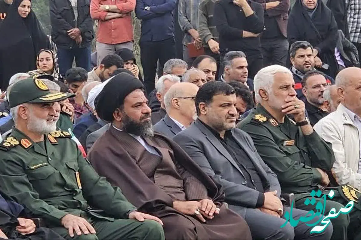 حضور مدیر عامل شرکت فولاد اکسین خوزستان به همراه جمعی از مسئولین شرکت در مراسم تشییع شهید گمنام در منطقه باهنر اهواز 