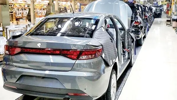 آشفتگی در قیمت گذاری خودرو؛ ایران خودرو گران فروخت، وزارت صمت معترض ماند!