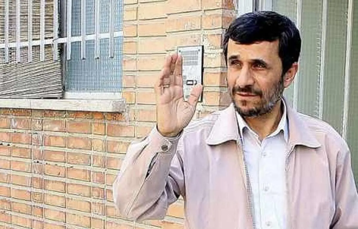 چه بر سر کاپشن معروف محمود احمدی‌ نژاد آمد؟