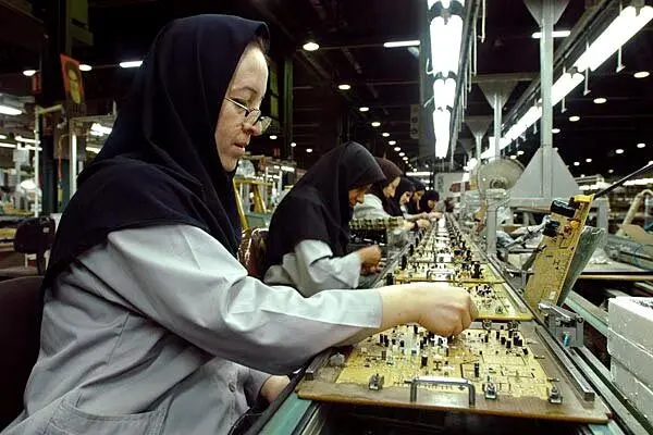 ۱۴ درصد یا یک واقعیت پنهان؛ معمای سهم ۵۰ درصدی جمعیت زنان ایران از اقتصاد ملی