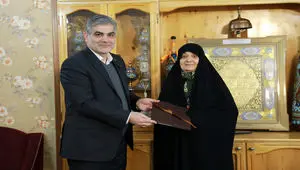 تجلیل مدیرعامل بانک قرض‌الحسنه مهر ایران از مادر شهیدان طوقانی به مناسبت اعیاد شعبانیه