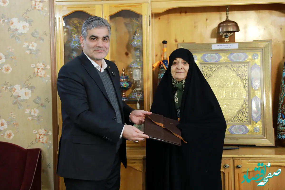 تجلیل مدیرعامل بانک قرض‌الحسنه مهر ایران از مادر شهیدان طوقانی به مناسبت اعیاد شعبانیه