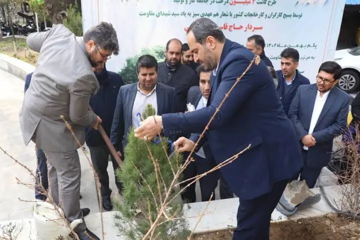 غرس سه نهال در سازمان تأمین‌اجتماعی به نام سه شهید این سازمان