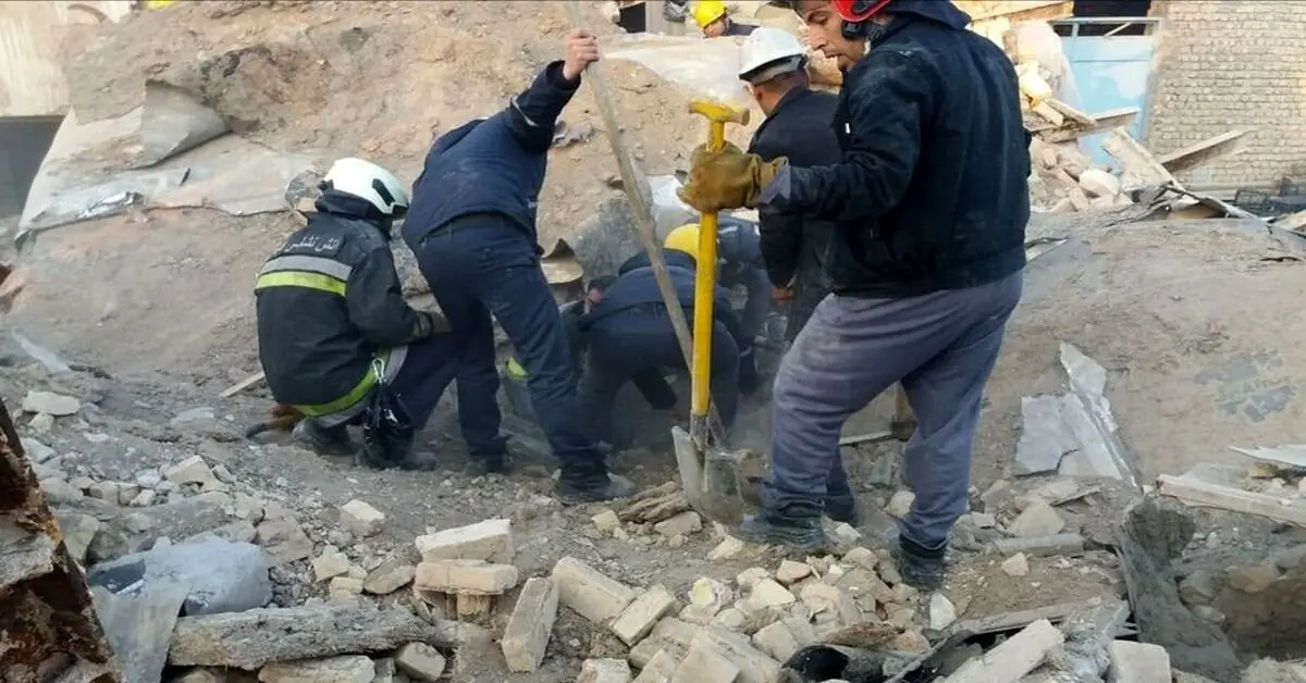 حادثه هولناک ریزش یک ساختمان در تهران | از بیرون کشیدن ۱۲ مصدوم از زیر آوار تا حال وخیم 3 نفر
