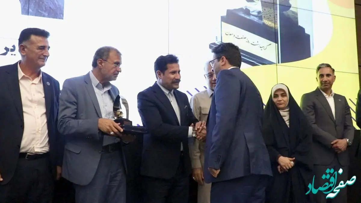 در همایش تجلیل از صنعتگران و معدنکاران نمونه استان هرمزگان اتفاق افتاد؛ تقدیر از شرکت فولاد هرمزگان به عنوان واحد صنعتی نمونه استانی